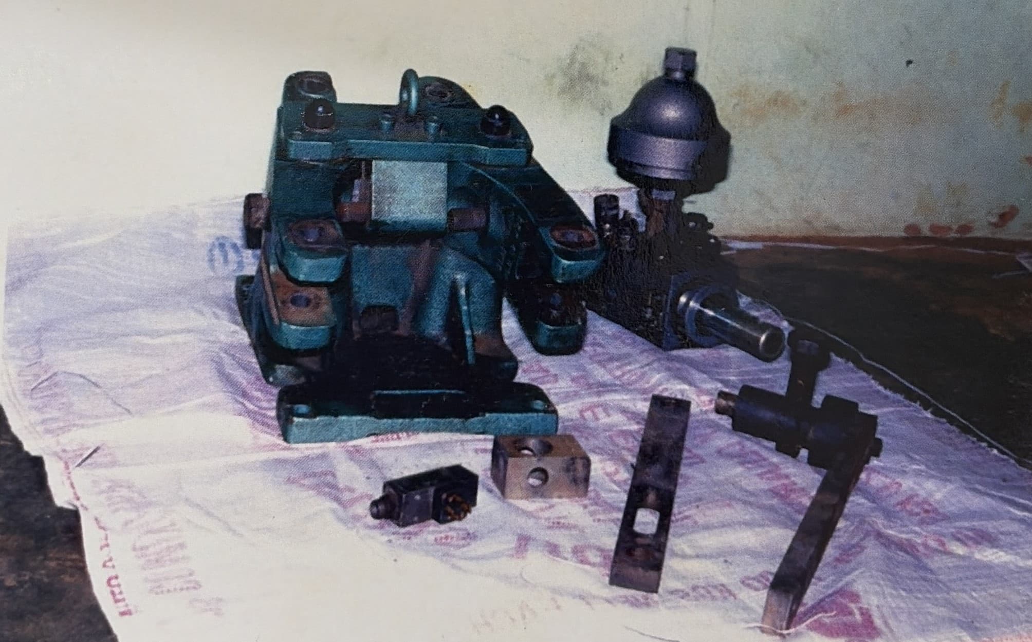 Wind turbine hydraulic unit and related components laid out for servicing